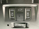 【両側スライドドア】駐車場で隣の車との間隔が狭く乗りにくい時、スライドドアなら安心!ドアオープン時も幅を取らず、開口部が広いので乗り降りがとっても簡単です。大きな荷物の出し入れも後席から可能♪