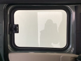 後部座席の窓です。