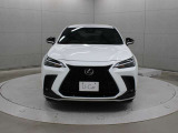 エクステリアは、一目でLEXUSとわかるスピンドルグリルを起点に、人が乗るキャビンの前後を大胆に絞り込んだ菱形のボディと力強く張り出したホイールフレアを融合させ、タイヤの存在を強調しています。