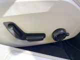 【メモリー機能付きパワーシート】ドライバーごとに設定したシート位置を記憶して、ボタン一つで切り替えできる便利な機能!運転する方が複数名いらっしゃるご家庭におすすめです。