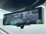 スマートルームミラー:車両後方にあるカメラの映像を映し出します。乗員・ヘッドレスト・荷物などでさえぎられがちな後方視界をクリアに保ちます。