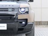 【シグネチャー付きマトリックスLEDヘッドランプ】LEDの照射を微細な縦のストライプに分割し、対向車の周囲だけをハイビームで照らして視認性を向上するアダプティブドライビングビームを装備。