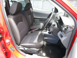 体をしっかり支えるシート形状と程よいクッション性で、運転姿勢を保ちやすい設計。アクセル・ブレーキ・ステアリングが自然に操作できる位置に配置され、長時間の運転でも疲れにくいシート設計となっております。
