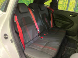 後部座席も気になるようなキズ・汚れやへたり等、大きなダメージはなく、良好な状態です。