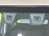 【スズキ デュアルカメラブレーキサポート】走行中に前方の車両等を認識し、衝突しそうな時は警報とブレーキで衝突回避と被害軽減をアシスト。より安全にドライブをお楽しみいただけます。