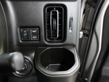 運転席のカップホルダーはエアコンの吹き出し口にありますので冷やしたり温めたりすることが出来ます☆