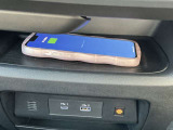 QI規格対応スマートフォンのワイヤレス充電器を装備。手軽に充電できますね。