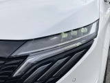 【LEDヘッドライト】悪天候や夜間走行時も良好な視界を確保し安心して運転できる高輝度LEDヘッドライトを装備!