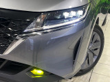 【LEDヘッドライト】悪天候や夜間走行時も良好な視界を確保し安心して運転できる高輝度LEDヘッドライトを装備!点灯速度が早く、消費電力も抑えられています。