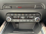 【フルオートエアコン】運転席と助手席の温度調整がそれぞれ出来るフルオートエアコン装備です。これなら暑がりなご主人、寒がりな奥様が同乗されても問題ないですね。