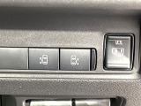 【ハンズフリー機能付き両側パワースライドドア】スライドドアの下に足先を入れてすぐ引くと、自動的にスライドドアが開閉します!荷物で両手がふさがった状態でも、ドアの開閉ができてとっても便利!