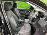 質感の高いシートでございます。使用感が出やすい運転席ですが、綺麗な状態を保っております。前席の状態は内装の状態を見る大きなポイントになると思いますので、是非一度、実際にご覧くださいませ。