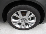 18インチ純正アルミホイールを装備。タイヤサイズは215/55R18となります。