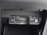 広がる運転支援サービスETC2.0搭載。全国の高速道路に設置されたITSスポットと双方向通信を図り、広域な道路交通情報や安全運転をサポートする情報を得て、音声やナビ画面上にタイムリーにお知らせします。
