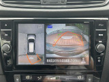 【アラウンドビューモニター】まるでクルマを真上から見下ろしたかのような視点で駐車をサポートします!クルマの斜め後ろや真横など、前後左右の4つのカメラの映像が合成されて、モニターに映し出されます。