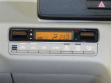 【オートエアコン】一度お好みの温度に設定すれば、車内の温度を検知し風量や温度を自動で調整してくれます。