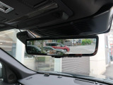 車体に装備したカメラによる後方映像が、ルームミラーに映し出されます。後席に人が座っていても、ラゲッジスペースに荷物を満載していても、車両後方の様子をはっきりと確認できます。