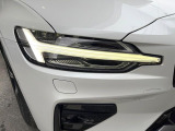 【LEDヘッドライト】悪天候や夜間走行時も良好な視界を確保し、安心して運転できる高輝度LEDヘッドライト!北欧神話に登場する「トールハンマー」をモチーフにした、一目でボルボとわかるデザインです。