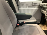 アームレストは、運転中の腕をしっかりと支えることで、疲労を大きく軽減してくれます。