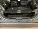 デッキボードの裏に設置されている脚を立て、リヤシートを倒せば、フラットで広いラゲージスペースが出現。さらにデッキボードの下には、収納スペースも備えており、上下のスペースを有効活用できます。