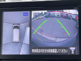 車を真上から見ているように、周囲の状況を把握しながら安心して駐車が行えるアラウンドビューモニター!
