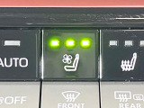 【シートヒーター&ベンチレーション】夏場は涼しい風でお尻や背中の熱やムレを防ぎ、冬はエアコンよりも早く温まってポカポカに!季節を問わず快適に過ごせます。