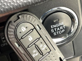 【スマートキー】カバンやポケットに入れたままでもドアの施錠・解錠が可能なスマートキーを装備。エンジンのオン・オフ時もカギを取り出す必要が無いからとっても便利です♪
