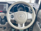 インテリアに合わせたデザインのステアリングは、運転される方のことも考え、運転しやすい形状、大きさです。是非一度、実際に触ってお確かめください。