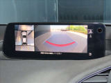 360度モニター搭載車ですので、低速時での不安を解消してくれます。この写真は右側はバックカメラですが、前進時にはフロントカメラにもなりますので歩行者や縁石なども確認することが可能です。