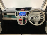 ダッシュボードがフラットなので前が見やすく、運転しやすいクルマです