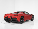 インテリアは、鮮やかな「Rosso Ferrari」のレザーで仕立てられた美しく情熱的な空間です。