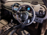 MINIの内装はとにかく『円』に拘ったデザインコンセプトが一目で伝わってきます。これほど円形に拘った車は他に御座いません。伝統のデザイン、トグルスイッチなど遊び心のある内装で御座います。