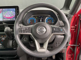 右、高速道路でアクセル、ブレーキ、ステアリングをサポートするプロパイロットの操作スイッチ。左、ナビ、メーターパネル内を操作するスイッチ。