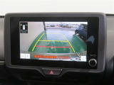車両後方の映像を映すバックモニター。進路を確認しながら安全に車庫入れできます。