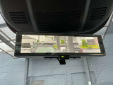 スマートルームミラーは、車両後方に設置されたカメラの映像を、ルームミラーに映し出すことで、死角をなくし、安全性を向上させることができます。また、夜間や雨天時でも、クリアな映像を映し出すことができます。