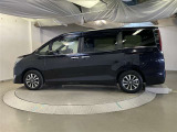 助手席側は電動スライドドアになってます。運転席やキーのリモコンで開閉できるので手が塞がっていても楽に積み降ろし出来ますよ。