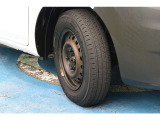 タイヤサイズは165/80R14です。
