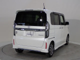 プライバシーガラスが装備されています。外を見るときには気にならずに、後方車両からは車内が見えにくい設計です、周りを気にせず、快適に運転できますよ。