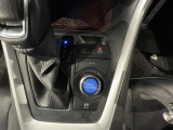 【電動パーキング】ボタンひとつでパーキングON。女性の方や運転に慣れていない方にも安心.