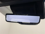 【デジタルインナーミラー】車両後方カメラの映像をルームミラーに映すことが出来ます。 そのため、後席に人や荷物があって後方が見えづらい場合でもしっかり視界を確保することが出来ます。
