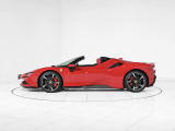 エクステリアは、フェラーリの情熱を象徴する「Rosso Corsa」を纏い、ルーフを別色で引き締めるツートンボディペインティングを採用しております。