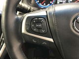 ステアリングスイッチ付きで、運転中に視線を前に向けたまま操作できます。