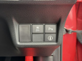 パーキングセンサーや横滑りを防ぐVSA等のスイッチ類は運転席の右側、手の届きやすい位置にあります。