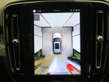 【360&deg;ビューカメラ】4台の高解像度カメラで360度の鳥瞰図を表示。隣の車や壁、死角にある障害物などを画面で確認できるため、狭いスペースでの駐車・出入りも安心です。