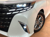 【三眼LEDヘッドライト】スタイリッシュな見た目の三眼LEDヘッドライトを装備♪スタイルだけでなく、夜間の走行も視界良好で安心してお乗りいただけます。