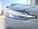 【LEDヘッドライト】明るく眩しいハイビームを先行車や対向車に照射しないオートハイビームを備えたLEDヘッドライト。北欧神話に登場するトールハンマーをモチーフにした、一目でボルボとわかるデザイン。