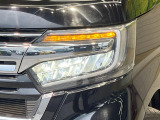 【LEDヘッドライト】悪天候や夜間走行時も良好な視界を確保し安心して運転できる高輝度LEDヘッドライトを装備!点灯速度が早く、消費電力も抑えられています。