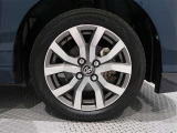 アルミホイールを装備、タイヤサイズは175/55R15です。