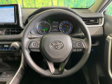 インテリアに合わせたデザインのステアリングは、運転される方のことも考え、運転しやすい形状、大きさです。是非一度、実際に触ってお確かめください。