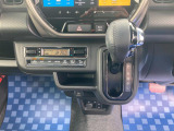 家庭用エアコン同様に温度設定するだけで室内温度を快適に保ってくれる フルオートエアコンを装備しています!